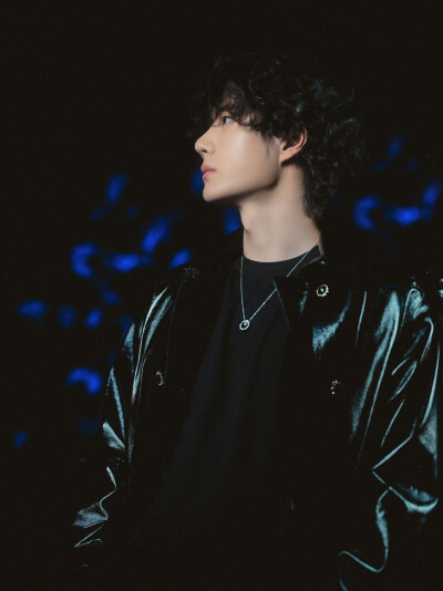 YIBO-OFFICIAL：
在光与暗的临界点，邂逅一抹蔚蓝，如海洋般辽阔，似黑夜般神秘。@UNIQ-王一博 ​​​