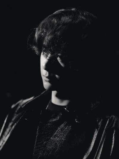 YIBO-OFFICIAL：
潜入深邃秘境，星芒雕刻出夜的轮廓。
极蓝似黑，唤作蔚蓝。@UNIQ-王一博 ​​​