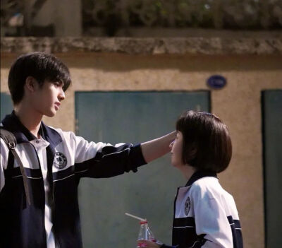 很喜欢被摸摸头说乖