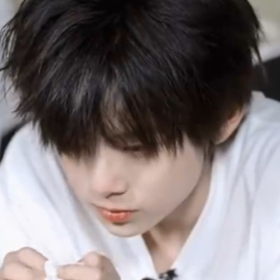 眼泪总偷偷的躲在眼眶