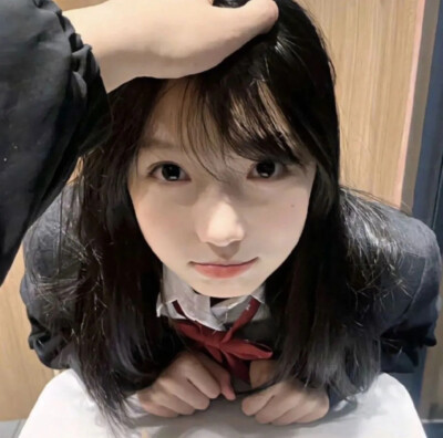 很喜欢被摸摸头说乖