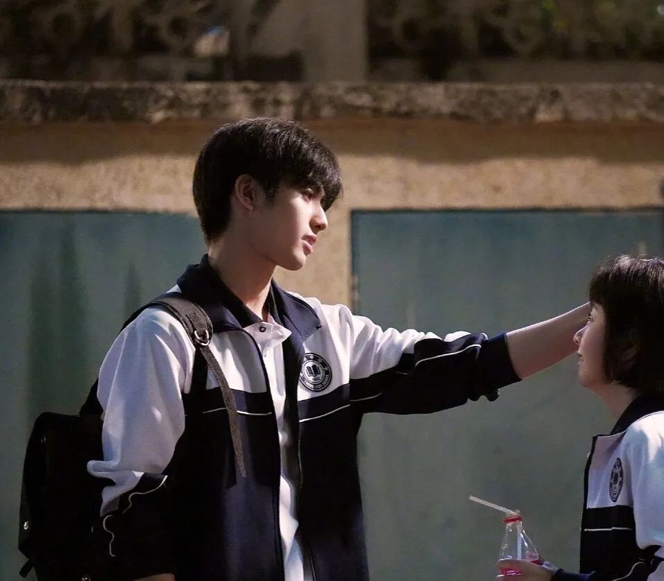 很喜欢被摸摸头说乖