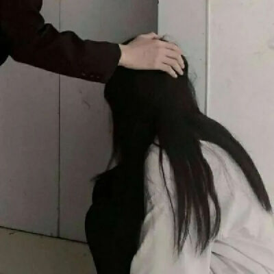 很喜欢被摸摸头说乖