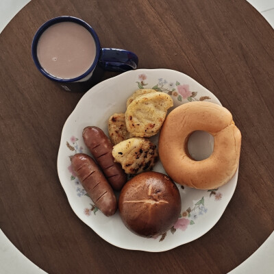 6.20 brunch:可可奶 香肠 鸡块 碱水球 贝果