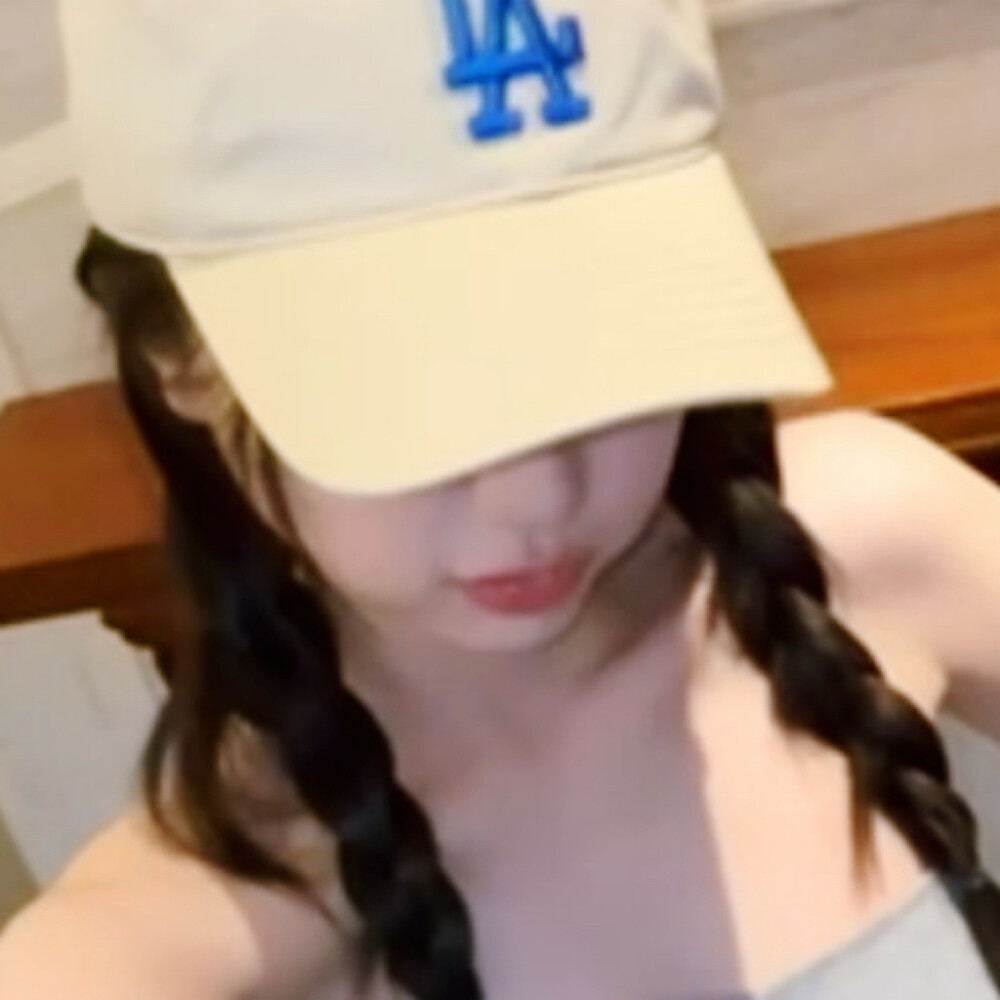 挡住眼睛就不会有人认出我了⌯>ᴗo⌯ಣ