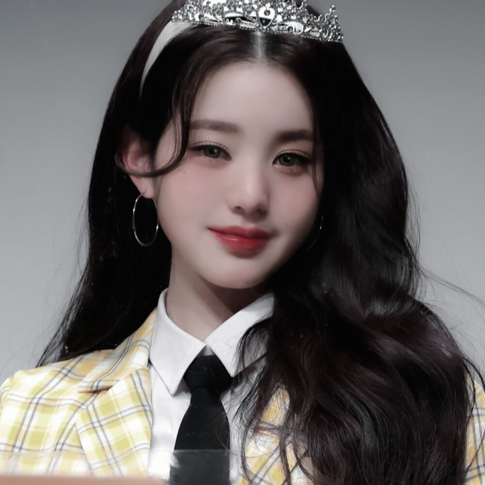 如果思念是一条围巾 那我一定会织很长很长 所有人在我的生活中都像车窗上滑落的雨滴 转瞬即逝 雨过无痕 却有一小部分人让我生活在雨季