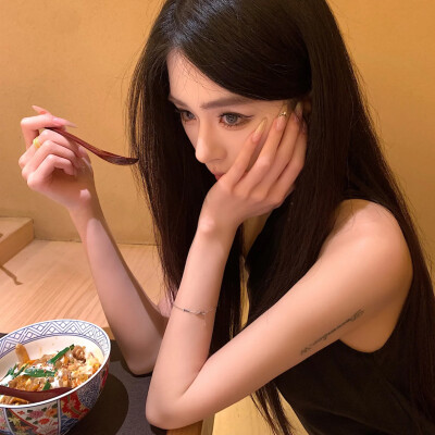 女
