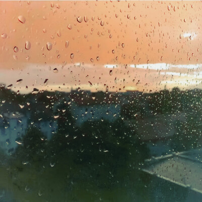  你的誓言回涩在冷色调的阴雨天