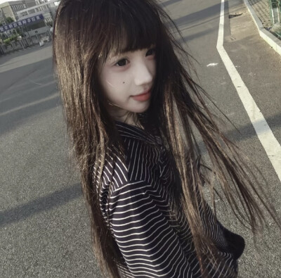 这世界有点假，可我莫名爱上她
