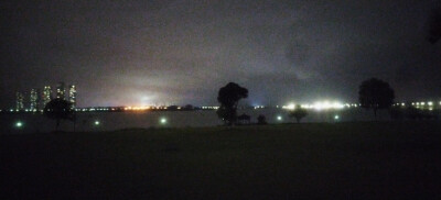 夜雨中湖边行
唉，6月23日早起又双叒叕要去市里上课，我的暑假几乎没有。抓住最后的时间，又去湖边望了一眼。云里泛着绿光，模糊也有模糊的美啊。雨其实很细，在灯光照下却如雪似银。我的同班同学瞿智涵独自走上去在…