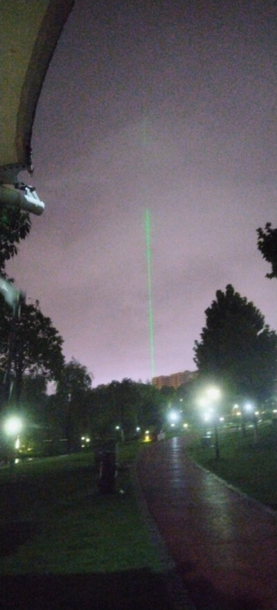 夜雨中湖边行
唉，6月23日早起又双叒叕要去市里上课，我的暑假几乎没有。抓住最后的时间，又去湖边望了一眼。云里泛着绿光，模糊也有模糊的美啊。雨其实很细，在灯光照下却如雪似银。我的同班同学瞿智涵独自走上去在…