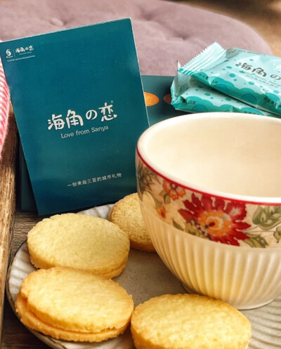 大馋丫头私藏小零食！真的吃不腻~
谁懂我一到半夜就犯猪瘾，@海角之恋白巧夹心饼干这种香香酥酥的小饼干，救我一大命
对比其它动辄100+大卡的巧克力饼干，这款居然还可以？！
15g小小一块（其实是两片）大概有85大卡…