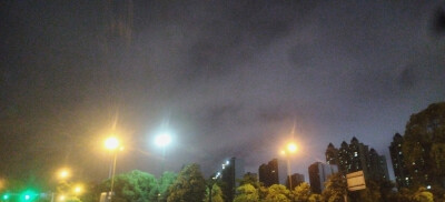 夜雨中湖边行
唉，6月23日早起又双叒叕要去市里上课，我的暑假几乎没有。抓住最后的时间，又去湖边望了一眼。云里泛着绿光，模糊也有模糊的美啊。雨其实很细，在灯光照下却如雪似银。我的同班同学瞿智涵独自走上去在…