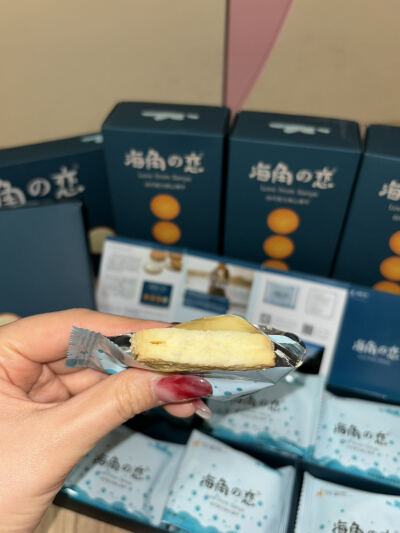 大馋丫头私藏小零食！真的吃不腻~
谁懂我一到半夜就犯猪瘾，@海角之恋白巧夹心饼干这种香香酥酥的小饼干，救我一大命
对比其它动辄100+大卡的巧克力饼干，这款居然还可以？！
15g小小一块（其实是两片）大概有85大卡…
