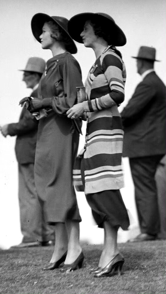1934 年，澳大利亚沃里克农场赛马场中观赛的女子 ​​​