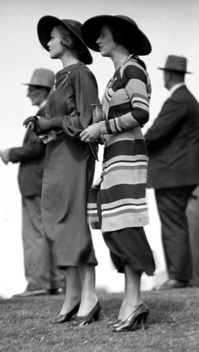 1934 年，澳大利亚沃里克农场赛马场中观赛的女子 ​​​