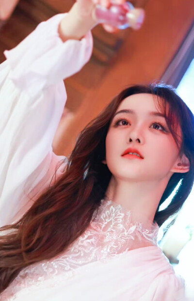 何泓姗