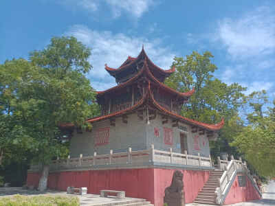 吉安风光欣赏：蓝天白云下的古青原台