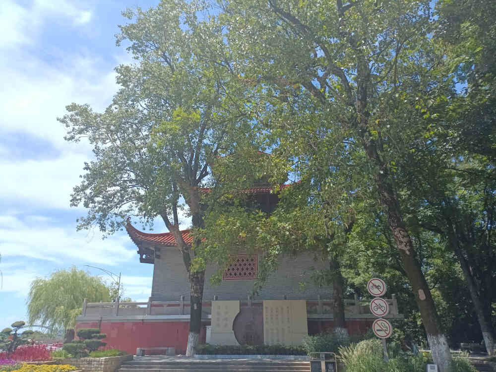 吉安风光欣赏：蓝天白云下的古青原台