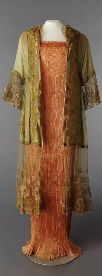Delphos Dress，Mariano Fortuny，丝绸和玻璃，约1919年，意大利