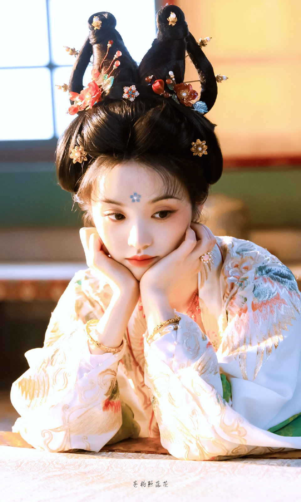 子夜归｜田曦薇
cr：苍狗照落花