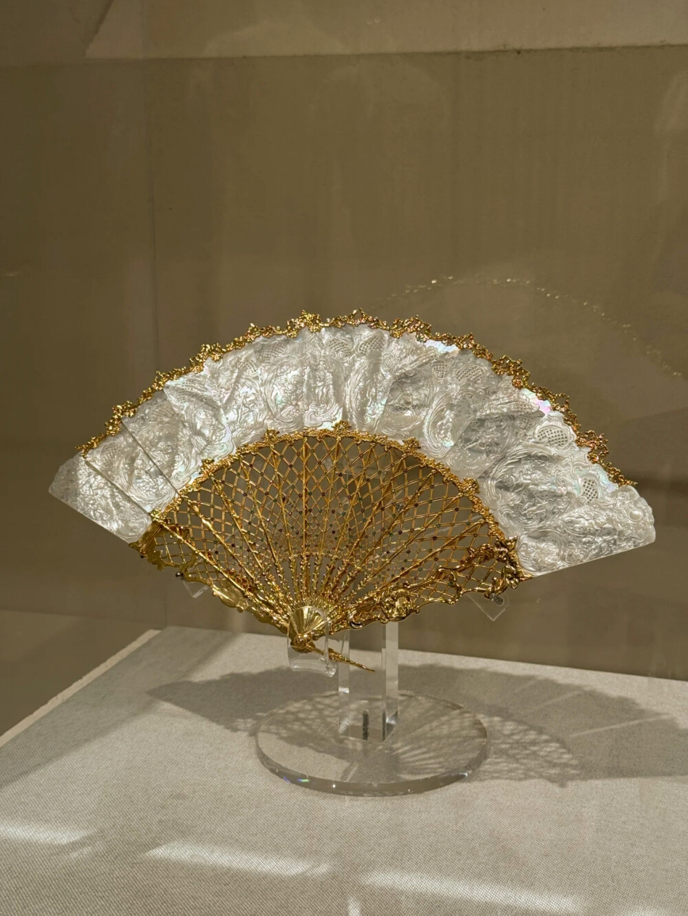 清代诗人刘应宾有诗云“螺钿妆成翡翠光”，意指螺钿的光泽堪比翡翠。螺钿历史非常悠久，相传起源于商代的漆器。20世纪80年代初，中国考古工作者在玻璃河西周燕国墓地发掘到不少西周嵌螺钿漆器，其中有1件漆器，上面的彩绘兽面凤鸟纹就采用了螺钿工艺，这是迄今为止所见到的世界上最早的螺钿漆器之一。
唐代的螺钿镜被誉为“中国最美的铜镜”，它是用螺蚌贝壳雕刻成各种图案，按照原先的设计要求黏贴于素镜背面，然后研磨，最后再在螺钿上毛雕花纹。
螺钿经过雕、搜、堆、铲、嵌等种种考验，方能成为传统艺术瑰宝。岂止螺钿，普罗大众皆不可独善其身。“自反而缩，虽千万人，吾往矣。”如果认定自己是对的，纵使前路千军万马，也无所畏惧。
其实我们每个人都有一条自己的朝圣路，历经九九八十一难，就同归来处了。所有人都不可避免要奔向那个归宿，你没办法选择，没办法回头。你只有在这条路上，多爱一些，多看一些，多经历一些，去做好你想做的事，最后，你能说，这个世界我来过。
“此去欲何？ ”
“ 踏南天，碎凌霄。”
“若一去不回…… ”
“便一去不回！” 
——摘自〖绘麟社〗