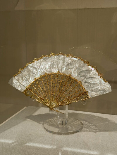 清代诗人刘应宾有诗云“螺钿妆成翡翠光”，意指螺钿的光泽堪比翡翠。螺钿历史非常悠久，相传起源于商代的漆器。20世纪80年代初，中国考古工作者在玻璃河西周燕国墓地发掘到不少西周嵌螺钿漆器，其中有1件漆器，上面…