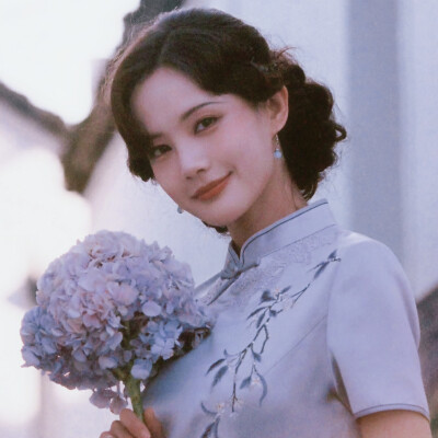 我仍然喜欢一个人的生活，完整的，封闭的，布满刀锋的，踮着脚尖的。