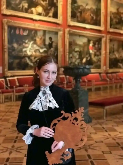 阿纳斯塔西娅．沃斯特雷佐娃（ AnastasiaVostretsova )，俄罗斯圣彼得堡的女画家，圣彼得堡艺术家联盟的成员。1981出生于叶卡特琳堡，现居圣彼得堡。2008年毕业于圣彼得堡艺术学院的绘画与修复系。但是到了某个时候…