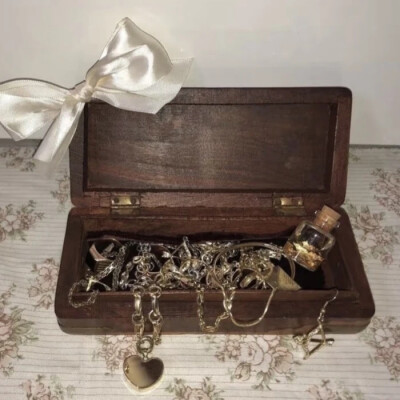 阁楼里那台老打字机每晚自动敲击、吐出的纸页写着“亲爱的伦纳德”…但墨迹总在日出前消失。黑猫蹲在那本书的书脊上、尾巴扫过的段落全都变成了海潮声。