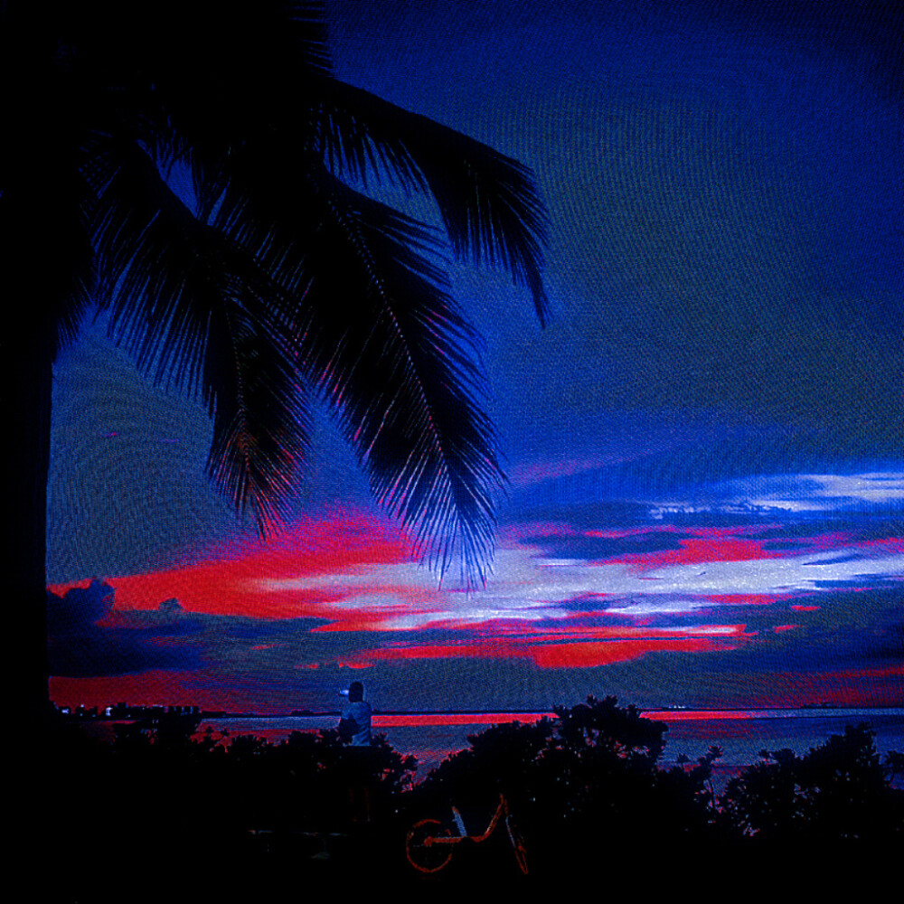 ： 好像一場蓄謀已久的雨淅淅瀝瀝下在我心裡，讓我的愛又一次像雨水溢出
