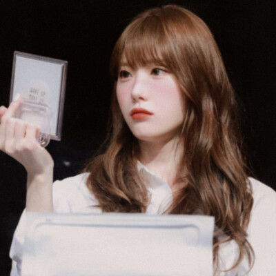 阁楼里那台老打字机每晚自动敲击、吐出的纸页写着“亲爱的伦纳德”…但墨迹总在日出前消失。黑猫蹲在那本书的书脊上、尾巴扫过的段落全都变成了海潮声。