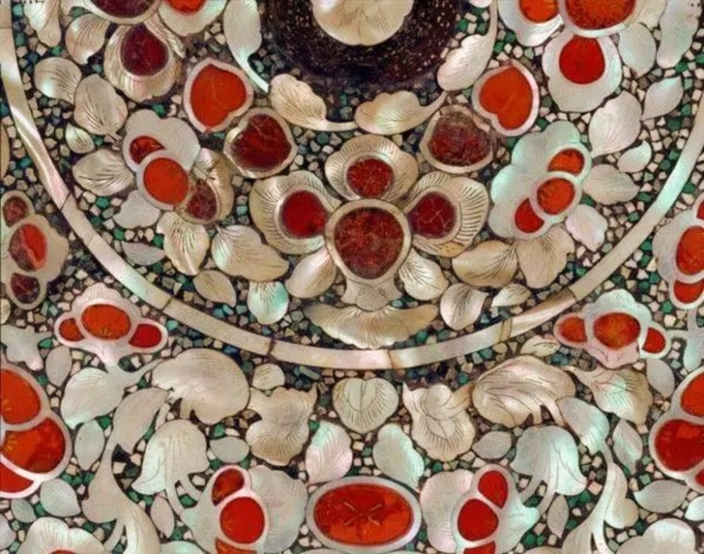 清代诗人刘应宾有诗云“螺钿妆成翡翠光”，意指螺钿的光泽堪比翡翠。螺钿历史非常悠久，相传起源于商代的漆器。20世纪80年代初，中国考古工作者在玻璃河西周燕国墓地发掘到不少西周嵌螺钿漆器，其中有1件漆器，上面的彩绘兽面凤鸟纹就采用了螺钿工艺，这是迄今为止所见到的世界上最早的螺钿漆器之一。
唐代的螺钿镜被誉为“中国最美的铜镜”，它是用螺蚌贝壳雕刻成各种图案，按照原先的设计要求黏贴于素镜背面，然后研磨，最后再在螺钿上毛雕花纹。
螺钿经过雕、搜、堆、铲、嵌等种种考验，方能成为传统艺术瑰宝。岂止螺钿，普罗大众皆不可独善其身。“自反而缩，虽千万人，吾往矣。”如果认定自己是对的，纵使前路千军万马，也无所畏惧。
其实我们每个人都有一条自己的朝圣路，历经九九八十一难，就同归来处了。所有人都不可避免要奔向那个归宿，你没办法选择，没办法回头。你只有在这条路上，多爱一些，多看一些，多经历一些，去做好你想做的事，最后，你能说，这个世界我来过。
“此去欲何？ ”
“ 踏南天，碎凌霄。”
“若一去不回…… ”
“便一去不回！” 
——摘自〖绘麟社〗