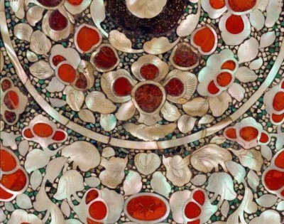 清代诗人刘应宾有诗云“螺钿妆成翡翠光”，意指螺钿的光泽堪比翡翠。螺钿历史非常悠久，相传起源于商代的漆器。20世纪80年代初，中国考古工作者在玻璃河西周燕国墓地发掘到不少西周嵌螺钿漆器，其中有1件漆器，上面…