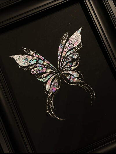 清代诗人刘应宾有诗云“螺钿妆成翡翠光”，意指螺钿的光泽堪比翡翠。螺钿历史非常悠久，相传起源于商代的漆器。20世纪80年代初，中国考古工作者在玻璃河西周燕国墓地发掘到不少西周嵌螺钿漆器，其中有1件漆器，上面…