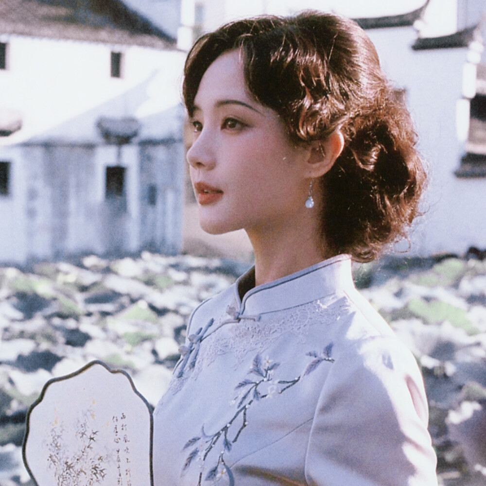 我仍然喜欢一个人的生活，完整的，封闭的，布满刀锋的，踮着脚尖的。