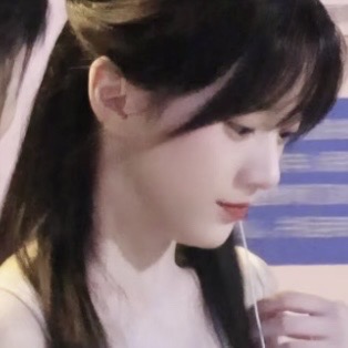 你的睫毛总弯弯的