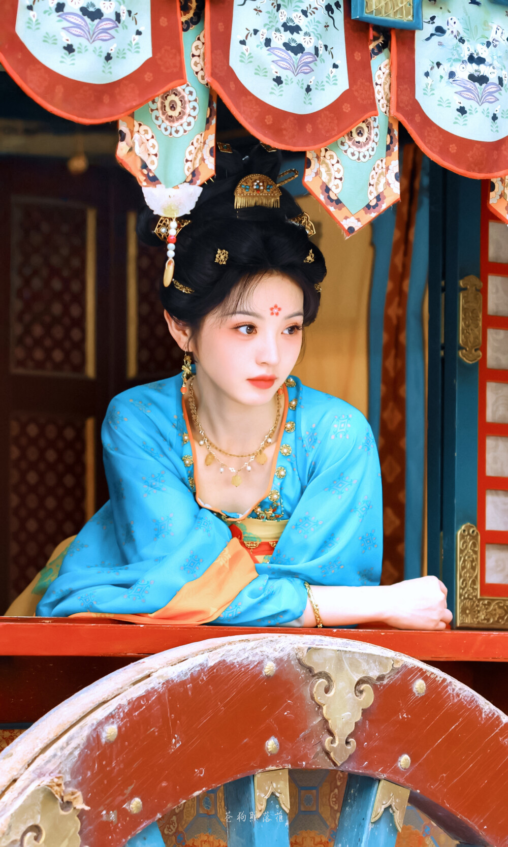 子夜归｜田曦薇
cr：苍狗照落花