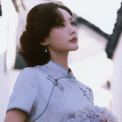 我仍然喜欢一个人的生活，完整的，封闭的，布满刀锋的，踮着脚尖的。