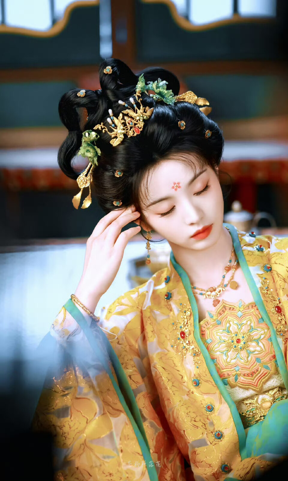 子夜归｜田曦薇
cr：苍狗照落花