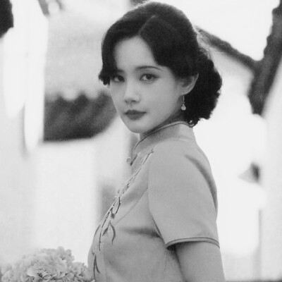 我仍然喜欢一个人的生活，完整的，封闭的，布满刀锋的，踮着脚尖的。