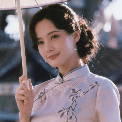 我仍然喜欢一个人的生活，完整的，封闭的，布满刀锋的，踮着脚尖的。