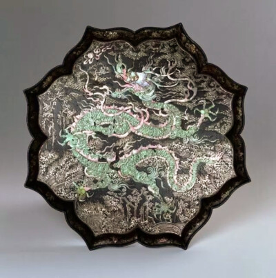 清代诗人刘应宾有诗云“螺钿妆成翡翠光”，意指螺钿的光泽堪比翡翠。螺钿历史非常悠久，相传起源于商代的漆器。20世纪80年代初，中国考古工作者在玻璃河西周燕国墓地发掘到不少西周嵌螺钿漆器，其中有1件漆器，上面…