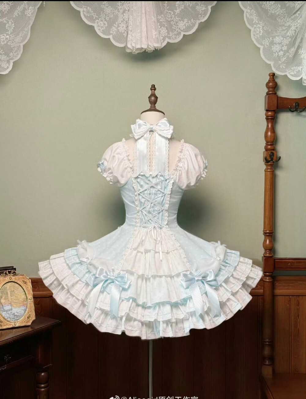老婆们这条古早波点裙怎么样呀，挂脖是一个蝴蝶结的样子，这个是人台的背面也好米啊
#Lolita #lolita原创设计 #lo裙 