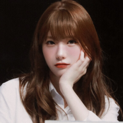 阁楼里那台老打字机每晚自动敲击、吐出的纸页写着“亲爱的伦纳德”…但墨迹总在日出前消失。黑猫蹲在那本书的书脊上、尾巴扫过的段落全都变成了海潮声。