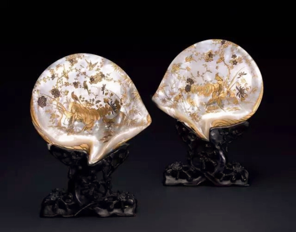 清代诗人刘应宾有诗云“螺钿妆成翡翠光”，意指螺钿的光泽堪比翡翠。螺钿历史非常悠久，相传起源于商代的漆器。20世纪80年代初，中国考古工作者在玻璃河西周燕国墓地发掘到不少西周嵌螺钿漆器，其中有1件漆器，上面的彩绘兽面凤鸟纹就采用了螺钿工艺，这是迄今为止所见到的世界上最早的螺钿漆器之一。
唐代的螺钿镜被誉为“中国最美的铜镜”，它是用螺蚌贝壳雕刻成各种图案，按照原先的设计要求黏贴于素镜背面，然后研磨，最后再在螺钿上毛雕花纹。
螺钿经过雕、搜、堆、铲、嵌等种种考验，方能成为传统艺术瑰宝。岂止螺钿，普罗大众皆不可独善其身。“自反而缩，虽千万人，吾往矣。”如果认定自己是对的，纵使前路千军万马，也无所畏惧。
其实我们每个人都有一条自己的朝圣路，历经九九八十一难，就同归来处了。所有人都不可避免要奔向那个归宿，你没办法选择，没办法回头。你只有在这条路上，多爱一些，多看一些，多经历一些，去做好你想做的事，最后，你能说，这个世界我来过。
“此去欲何？ ”
“ 踏南天，碎凌霄。”
“若一去不回…… ”
“便一去不回！” 
——摘自〖绘麟社〗