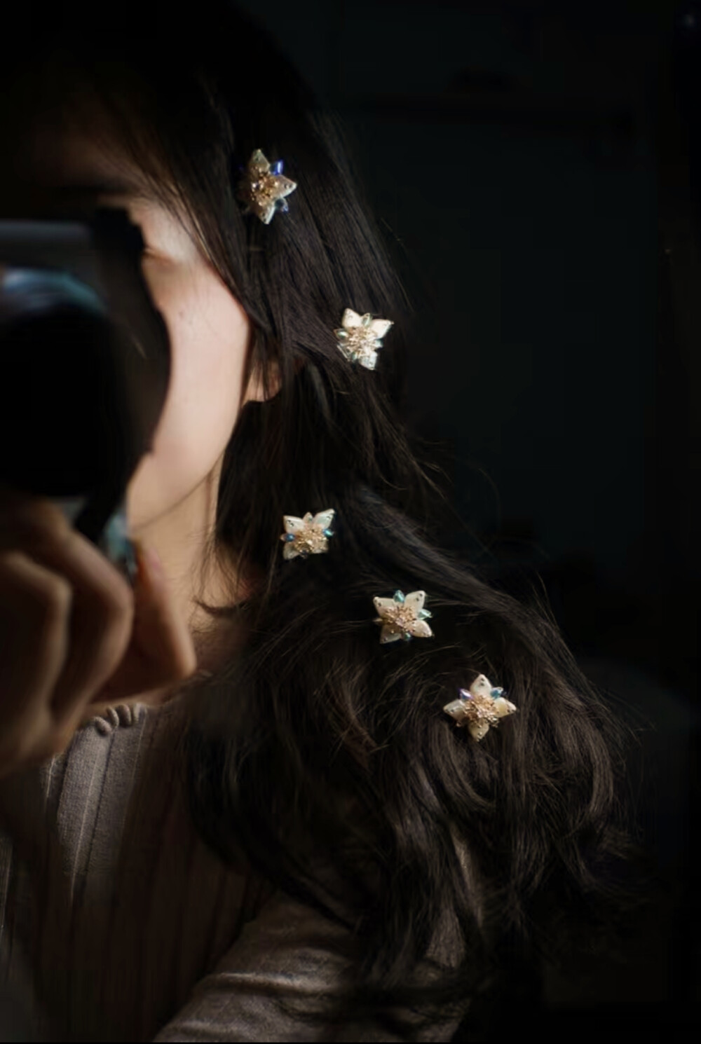 清代诗人刘应宾有诗云“螺钿妆成翡翠光”，意指螺钿的光泽堪比翡翠。螺钿历史非常悠久，相传起源于商代的漆器。20世纪80年代初，中国考古工作者在玻璃河西周燕国墓地发掘到不少西周嵌螺钿漆器，其中有1件漆器，上面的彩绘兽面凤鸟纹就采用了螺钿工艺，这是迄今为止所见到的世界上最早的螺钿漆器之一。
唐代的螺钿镜被誉为“中国最美的铜镜”，它是用螺蚌贝壳雕刻成各种图案，按照原先的设计要求黏贴于素镜背面，然后研磨，最后再在螺钿上毛雕花纹。
螺钿经过雕、搜、堆、铲、嵌等种种考验，方能成为传统艺术瑰宝。岂止螺钿，普罗大众皆不可独善其身。“自反而缩，虽千万人，吾往矣。”如果认定自己是对的，纵使前路千军万马，也无所畏惧。
其实我们每个人都有一条自己的朝圣路，历经九九八十一难，就同归来处了。所有人都不可避免要奔向那个归宿，你没办法选择，没办法回头。你只有在这条路上，多爱一些，多看一些，多经历一些，去做好你想做的事，最后，你能说，这个世界我来过。
“此去欲何？ ”
“ 踏南天，碎凌霄。”
“若一去不回…… ”
“便一去不回！” 
——摘自〖绘麟社〗