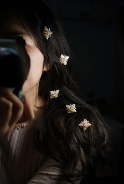 清代诗人刘应宾有诗云“螺钿妆成翡翠光”，意指螺钿的光泽堪比翡翠。螺钿历史非常悠久，相传起源于商代的漆器。20世纪80年代初，中国考古工作者在玻璃河西周燕国墓地发掘到不少西周嵌螺钿漆器，其中有1件漆器，上面…