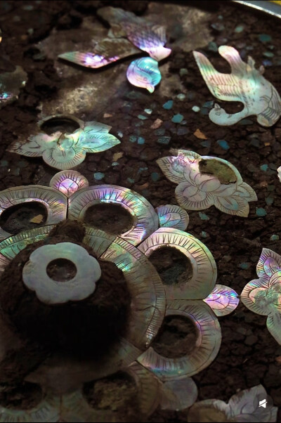 清代诗人刘应宾有诗云“螺钿妆成翡翠光”，意指螺钿的光泽堪比翡翠。螺钿历史非常悠久，相传起源于商代的漆器。20世纪80年代初，中国考古工作者在玻璃河西周燕国墓地发掘到不少西周嵌螺钿漆器，其中有1件漆器，上面…