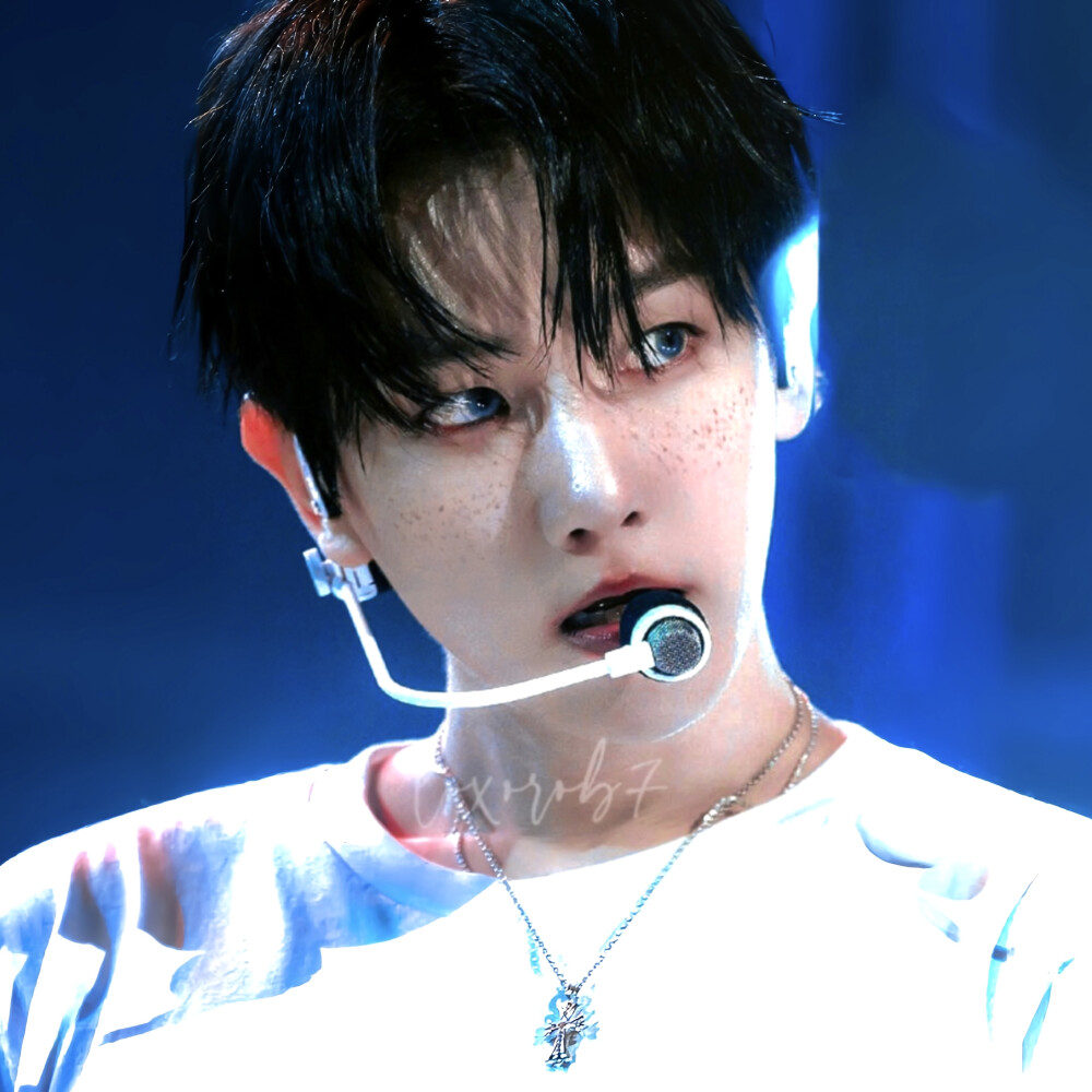 ： 好像一場蓄謀已久的雨淅淅瀝瀝下在我心裡，讓我的愛又一次像雨水溢出
